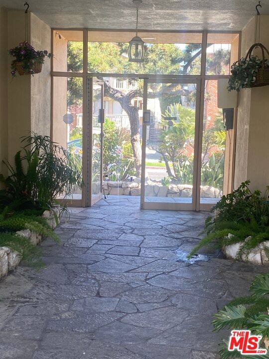 Los Angeles, CA 90049,11829 Kiowa AVE