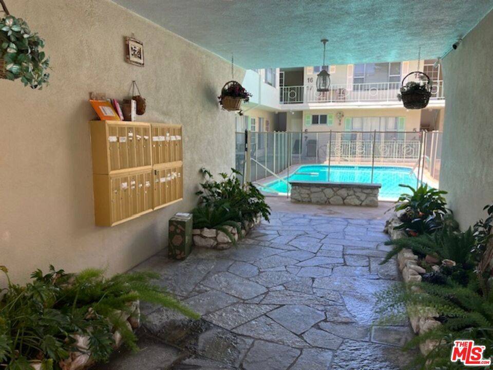 Los Angeles, CA 90049,11829 Kiowa AVE