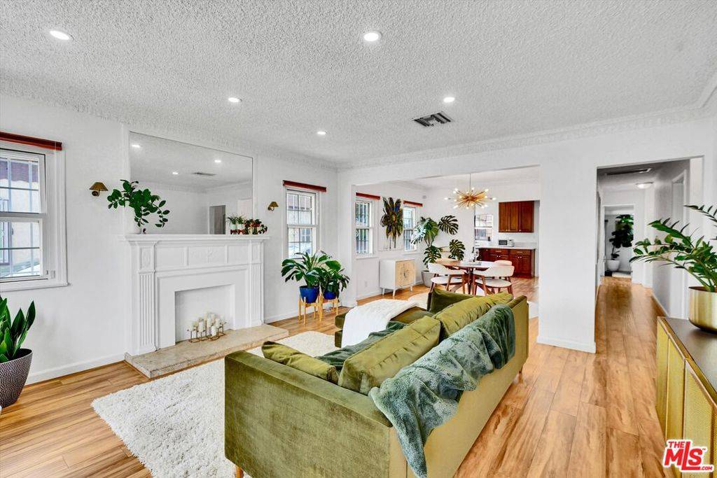 Los Angeles, CA 90047,8719 Cimarron ST
