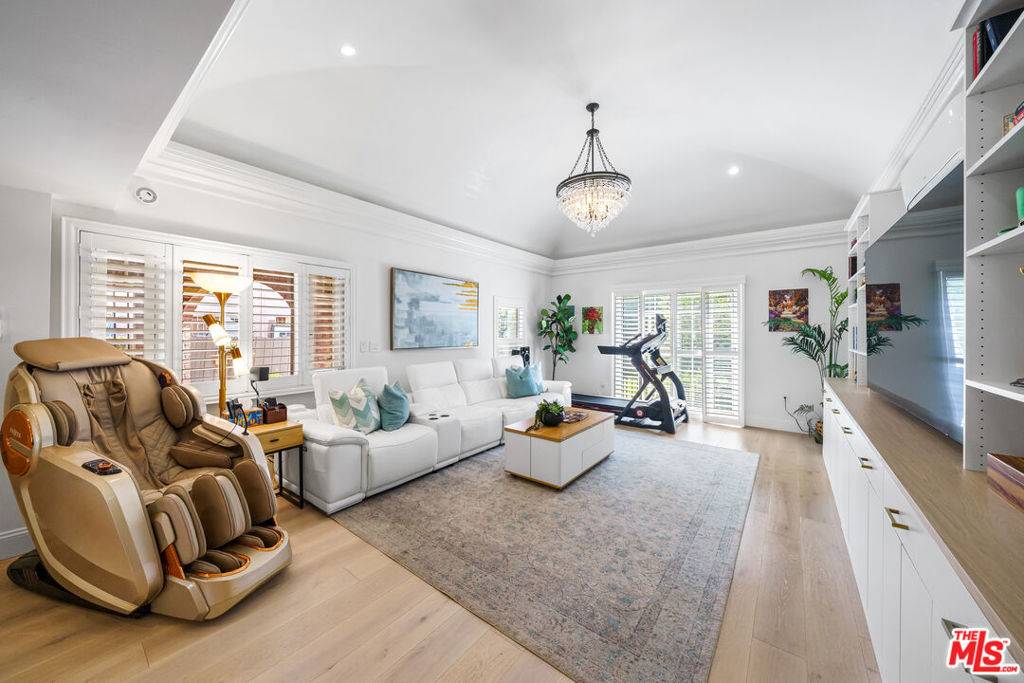 Los Angeles, CA 90005,858 Westchester PL
