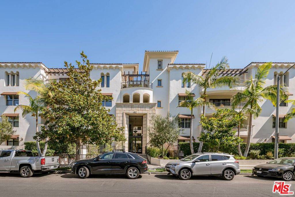 West Hollywood, CA 90048,122 N Clark DR #402