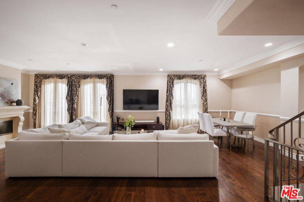 Beverly Hills, CA 90212,132 S Crescent DR #403