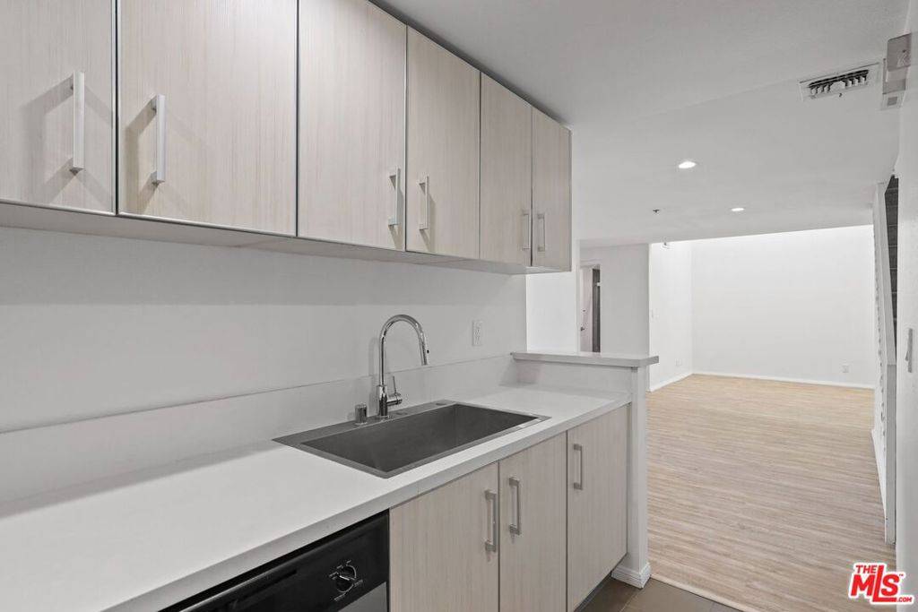 Los Angeles, CA 90025,11711 Ohio AVE #306