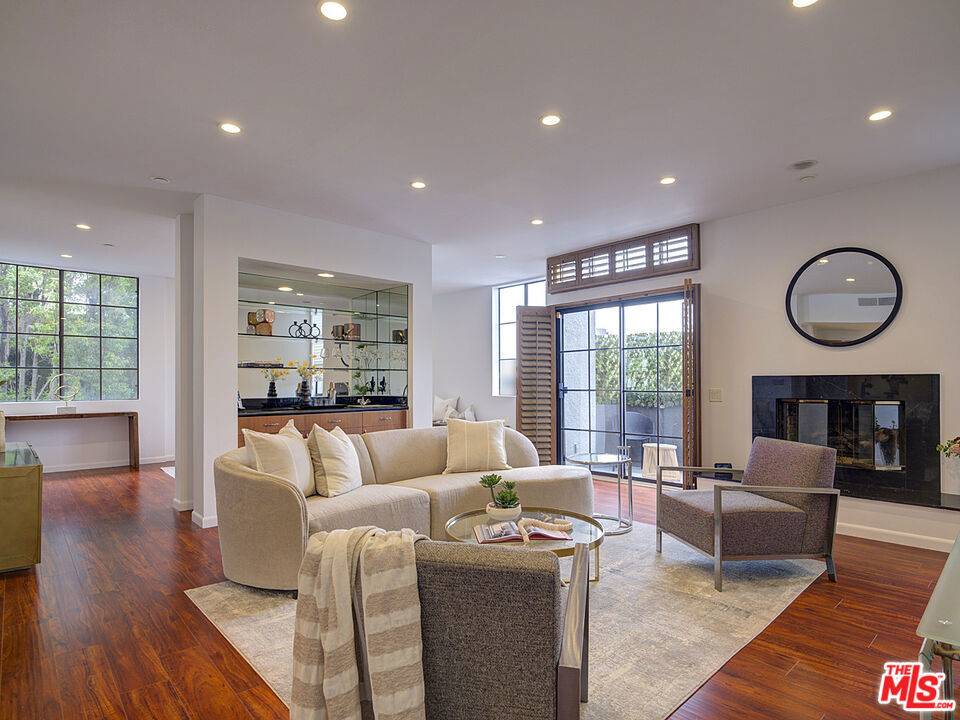 Beverly Hills, CA 90212,235 S Reeves DR #305