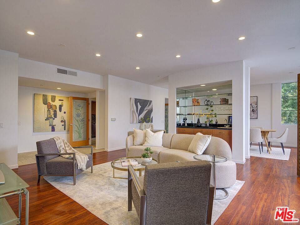 Beverly Hills, CA 90212,235 S Reeves DR #305