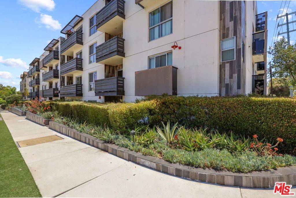 Los Angeles, CA 90025,1301 Brockton AVE #303