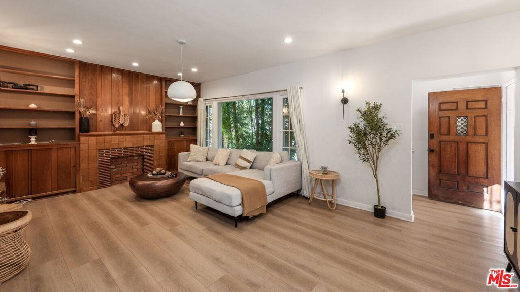 Beverly Hills, CA 90211,237 S Doheny DR