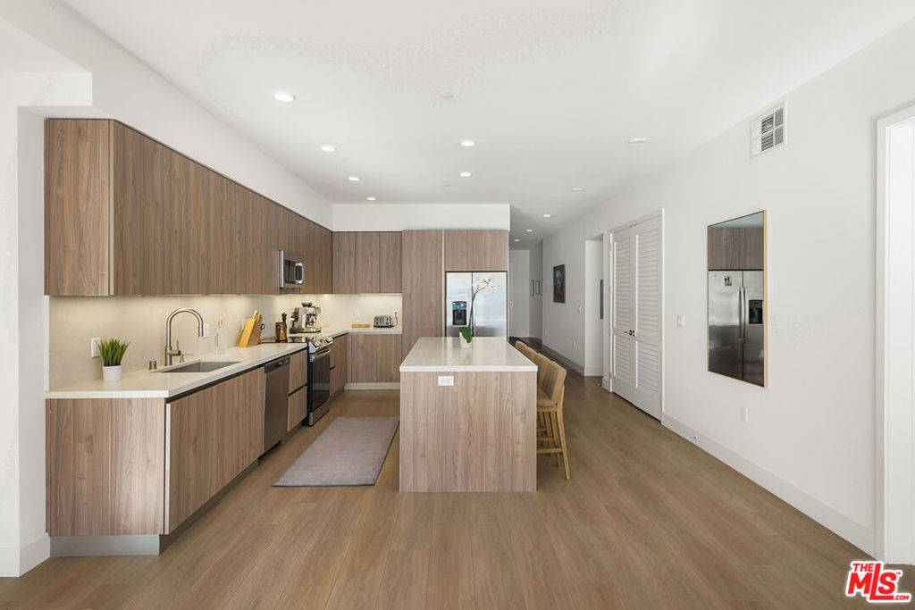 Los Angeles, CA 90068,3651 Regal PL #201