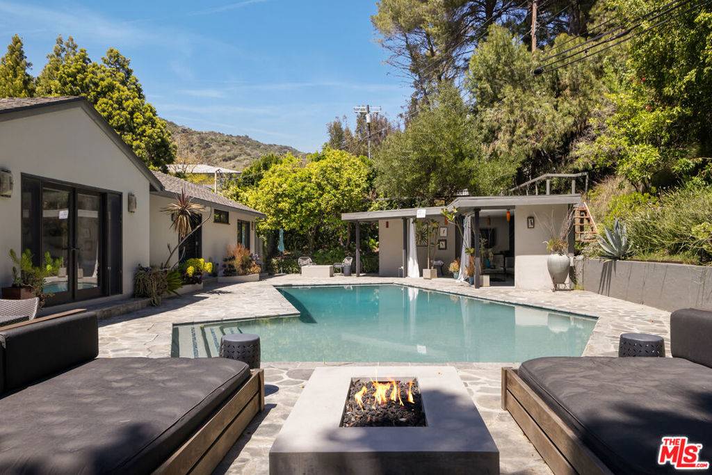 Beverly Hills, CA 90210,1646 San Ysidro DR