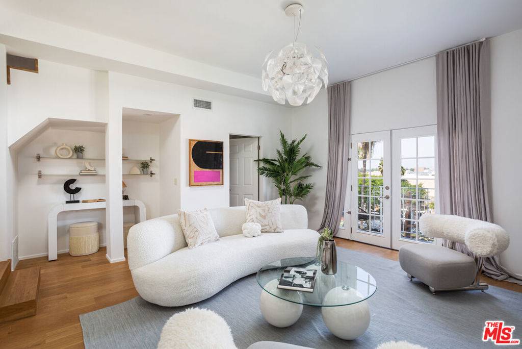 Studio City, CA 91604,11913 Laurelwood DR #7