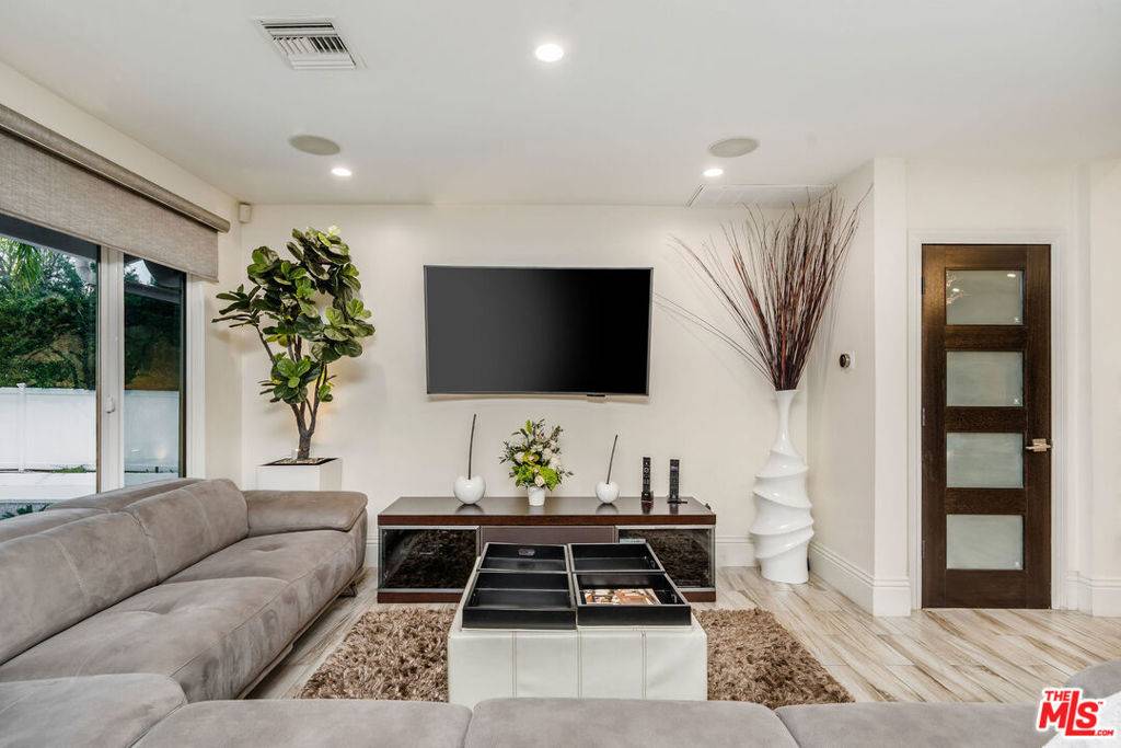 Tarzana, CA 91356,19715 Greenbriar DR