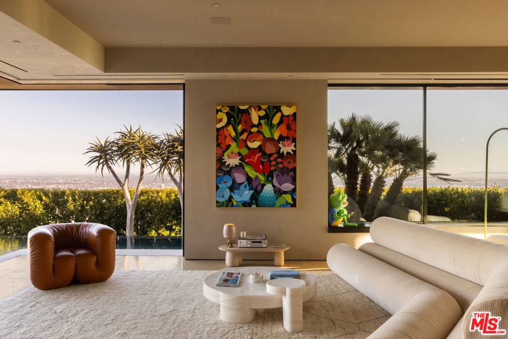 Los Angeles, CA 90069,1616 Blue Jay WAY