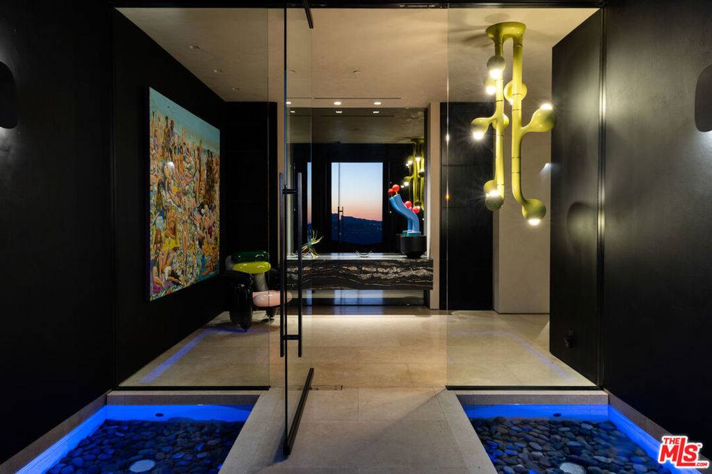 Los Angeles, CA 90069,1616 Blue Jay WAY