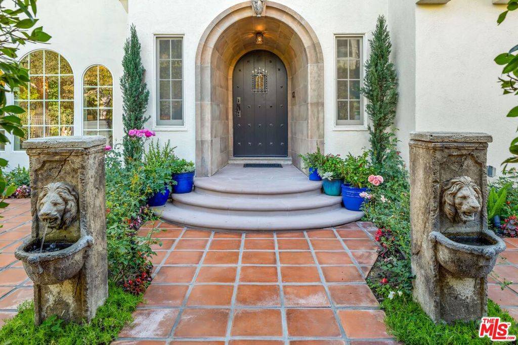Los Angeles, CA 90036,748 S Cloverdale AVE