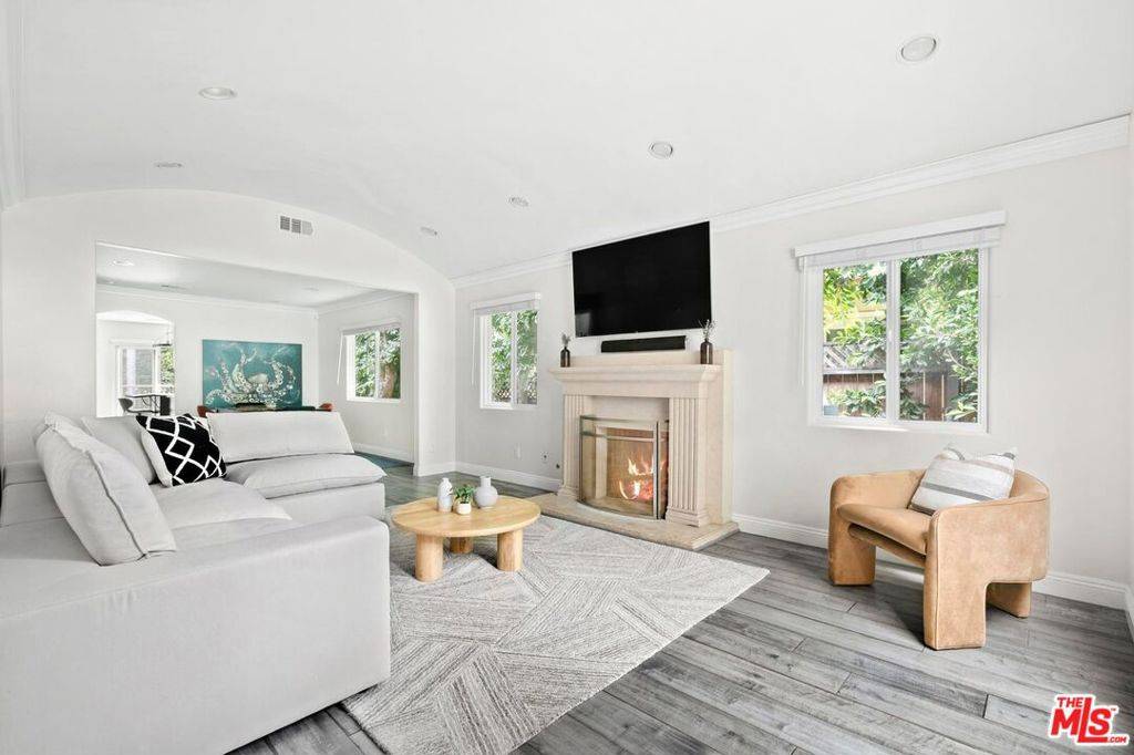 West Hollywood, CA 90069,8610 Rugby DR