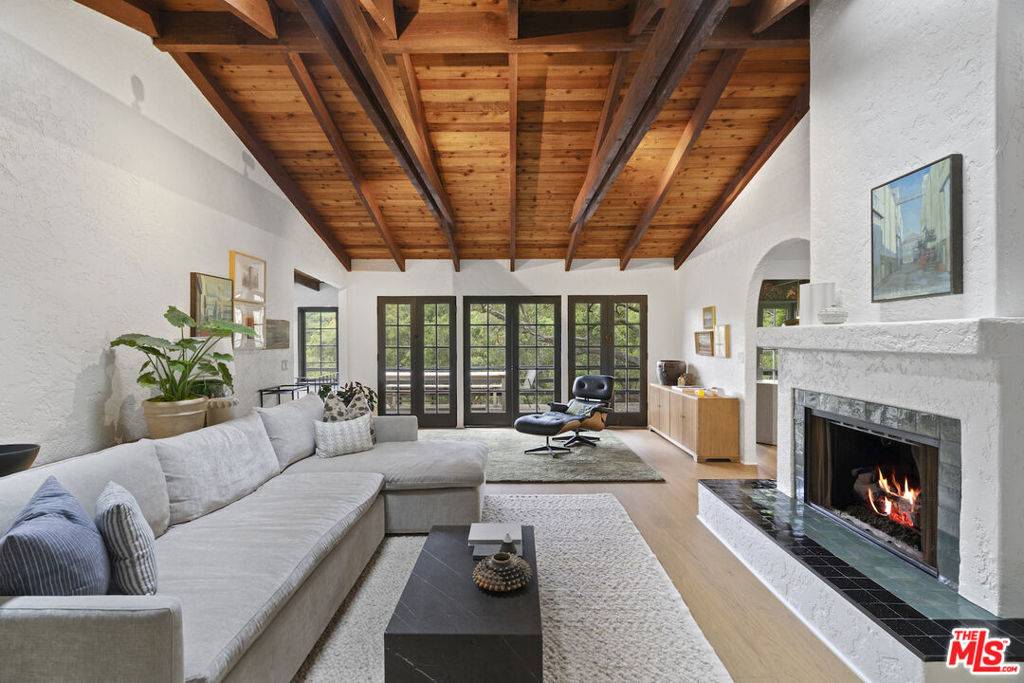 Topanga, CA 90290,241 Muerdago RD