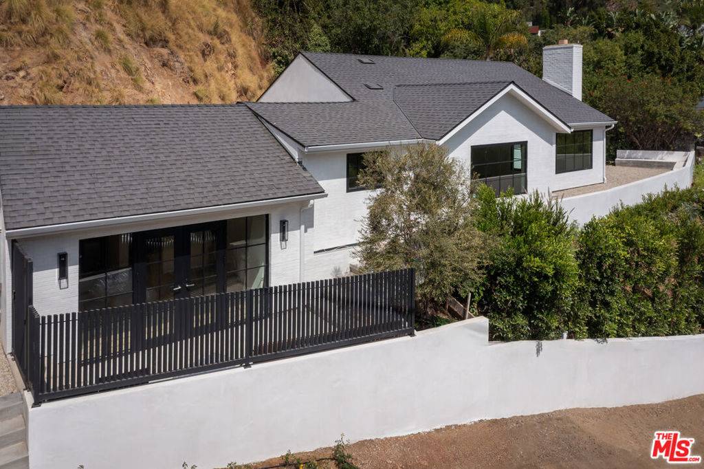 Los Angeles, CA 90069,8353 Sunset View DR