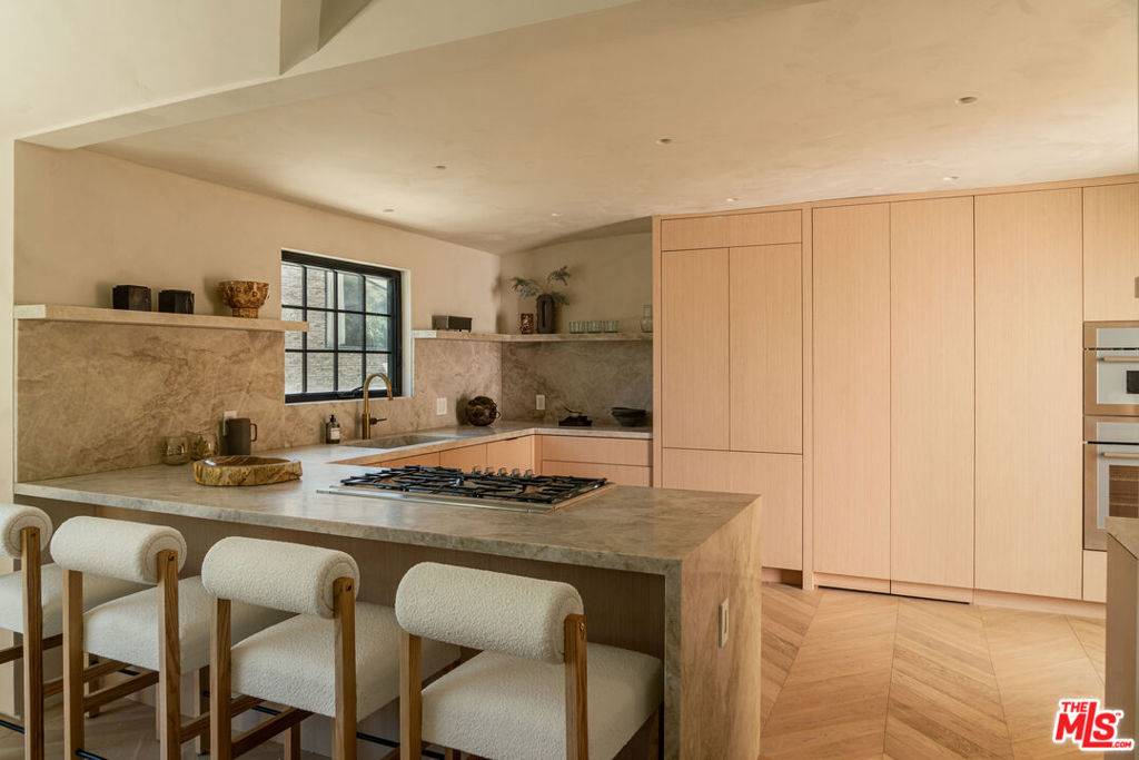 Los Angeles, CA 90069,8353 Sunset View DR