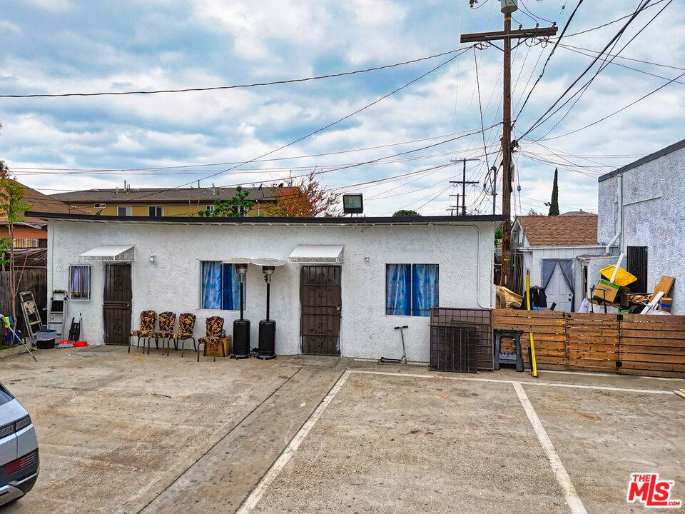Los Angeles, CA 90003,6617 S San Pedro ST