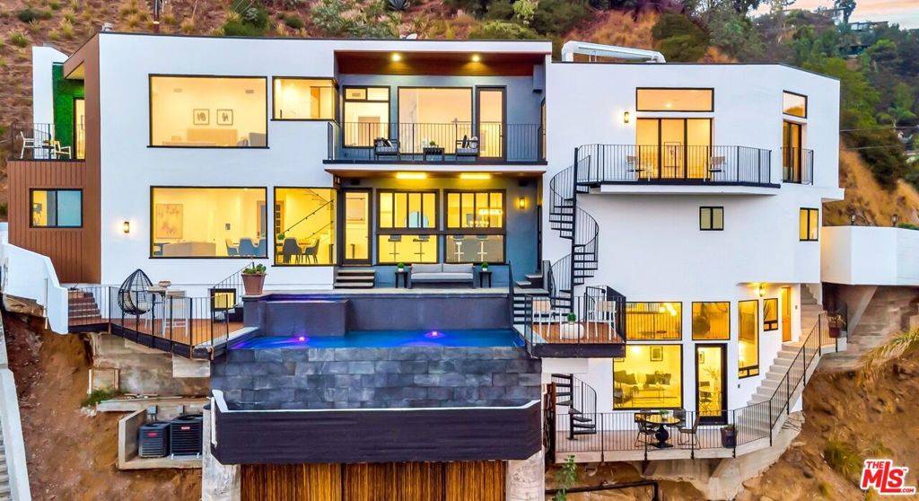 Los Angeles, CA 90069,8425 Hillside AVE