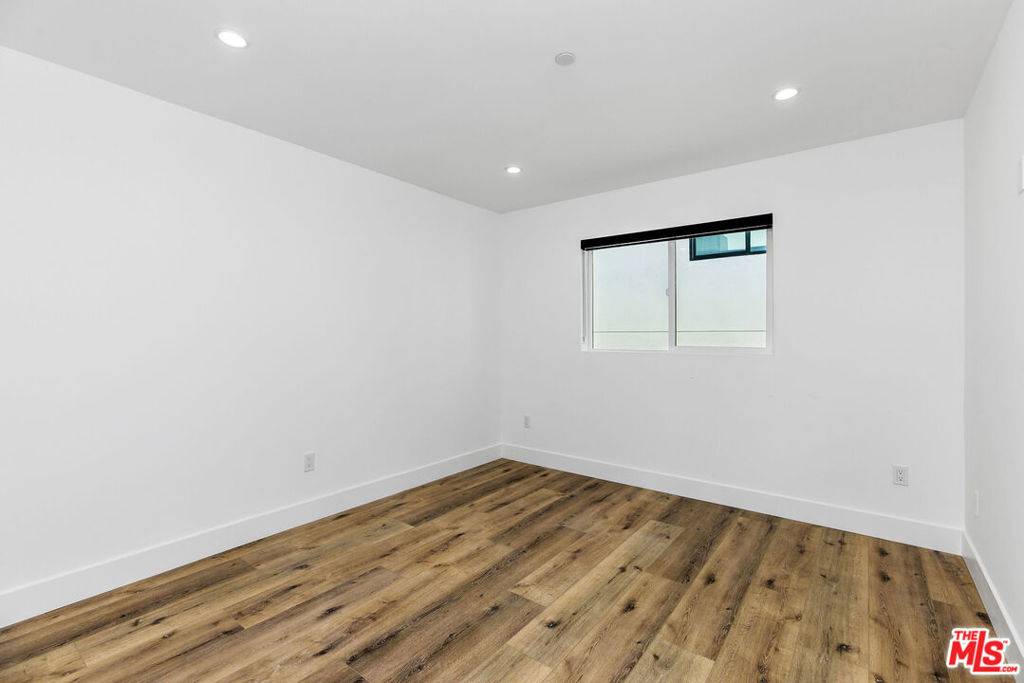 Los Angeles, CA 90004,4454 1/2 Clinton ST