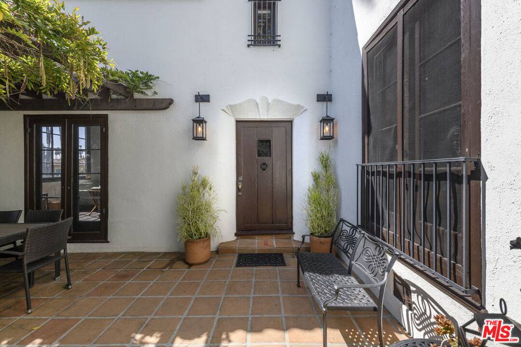 Los Angeles, CA 90027,5181 Franklin AVE