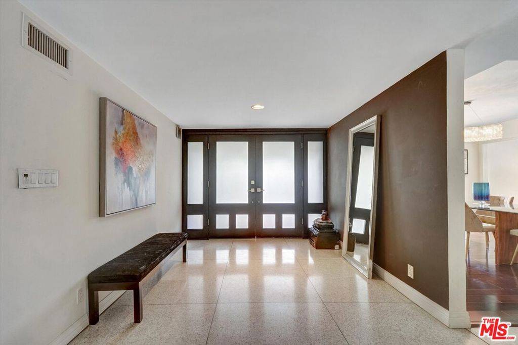 Sherman Oaks, CA 91403,3530 Royal Woods DR