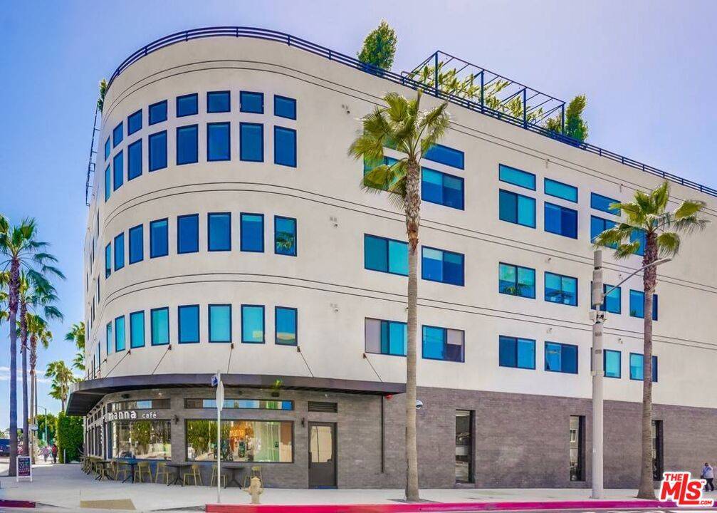 Los Angeles, CA 90036,105 S Fairfax AVE #212