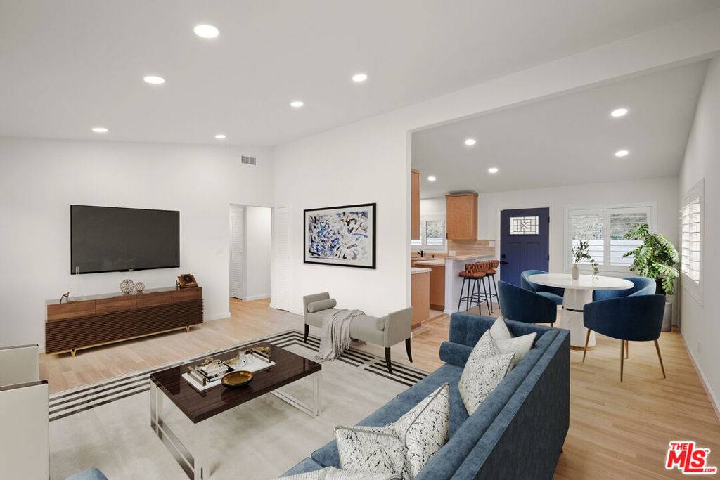 Los Angeles, CA 90046,8940 Holly PL