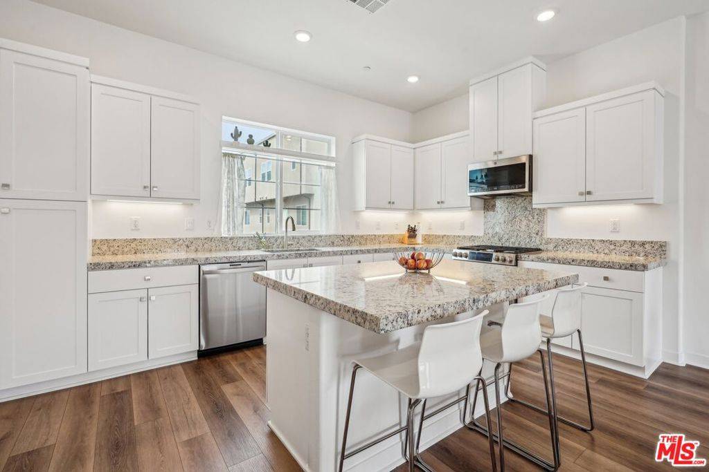 Valencia, CA 91381,26998 Hummingbird LN