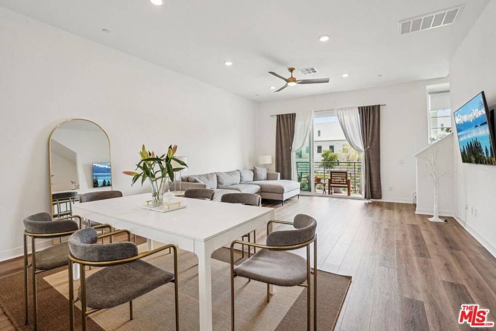 Valencia, CA 91381,26998 Hummingbird LN