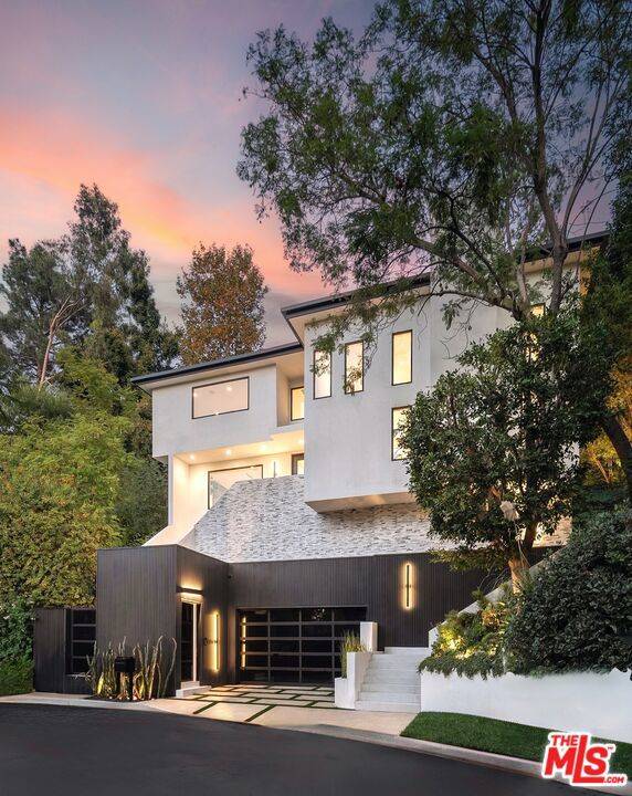 Los Angeles, CA 90068,3290 N Knoll DR
