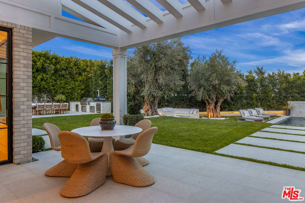 Pacific Palisades, CA 90272,1220 Corsica DR