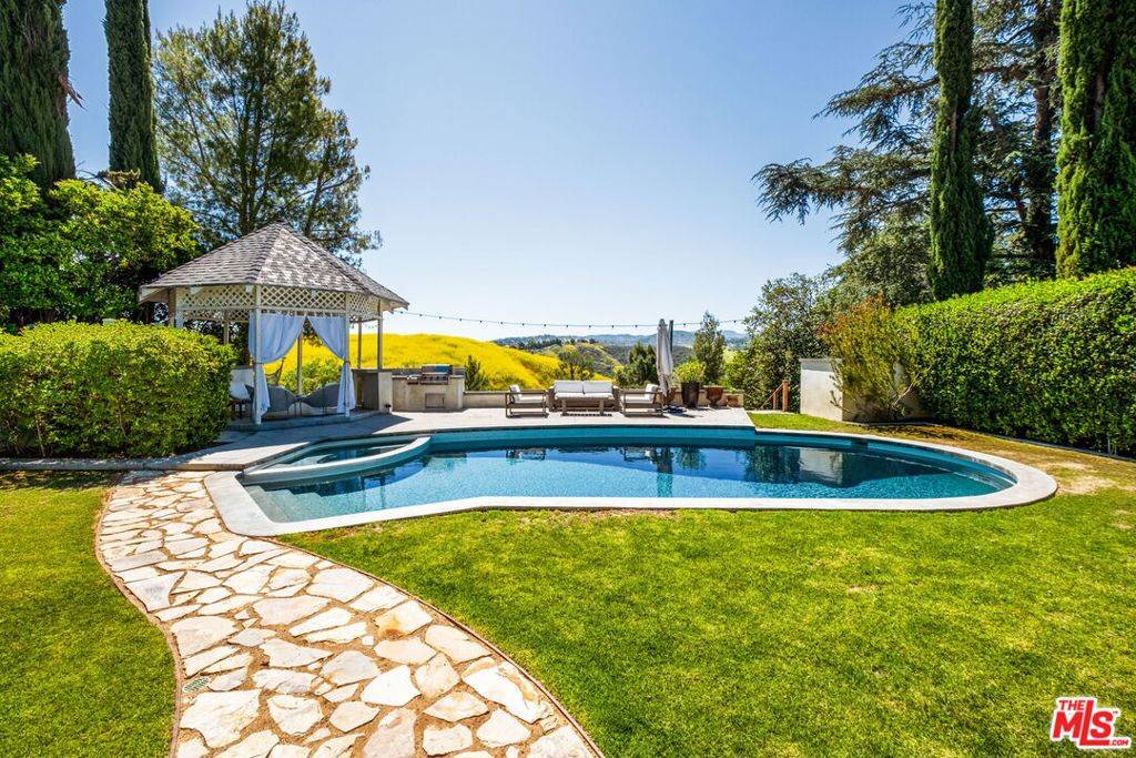Calabasas, CA 91302,26024 Farmfield RD