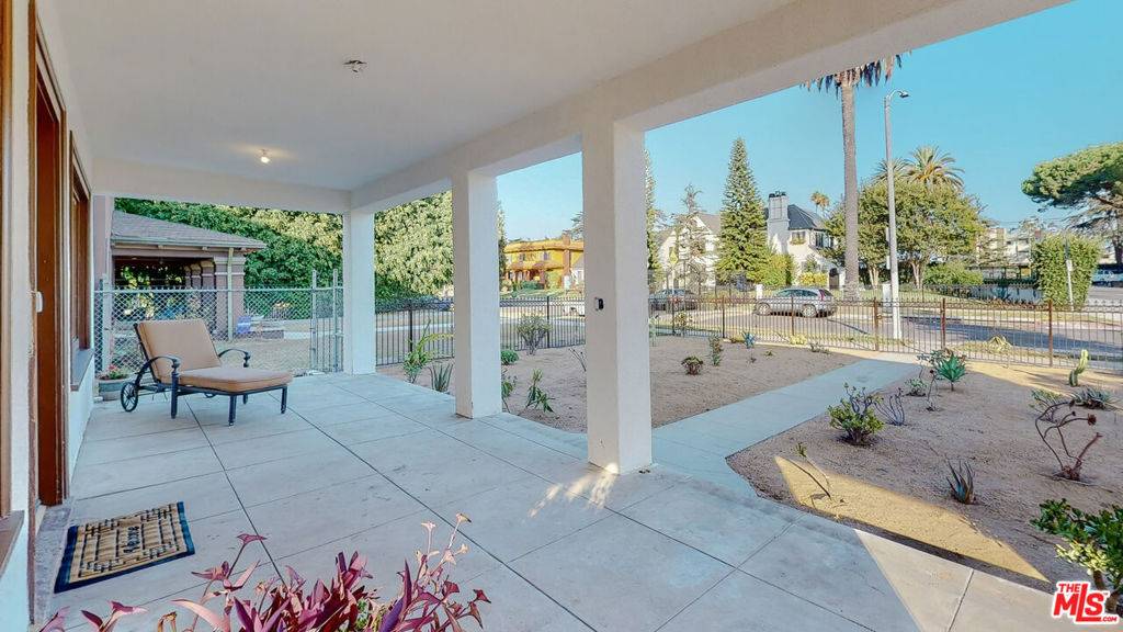 Los Angeles, CA 90019,1867 Wellington RD