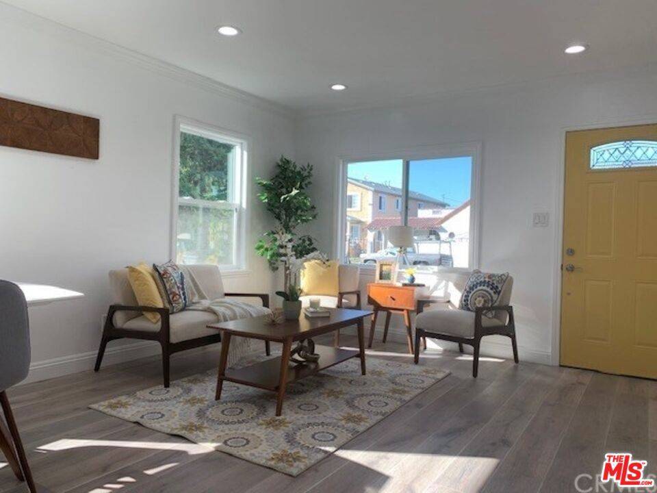 Los Angeles, CA 90003,340 W 82nd ST