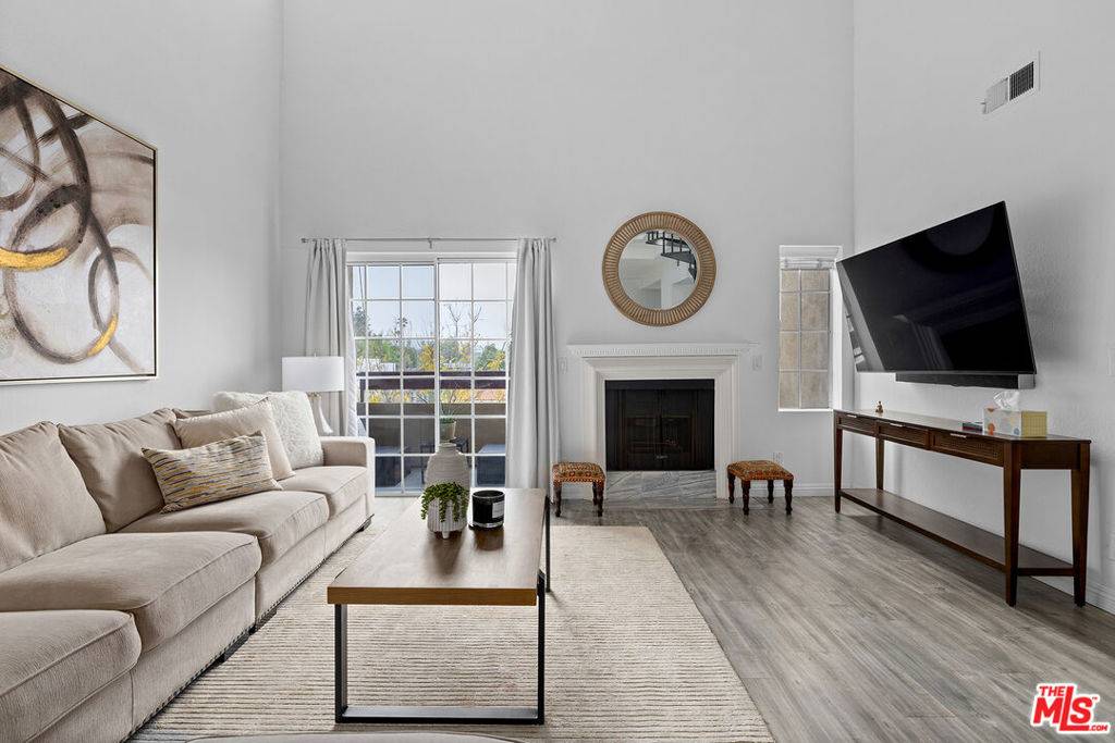 Sherman Oaks, CA 91423,4301 Fulton AVE #305