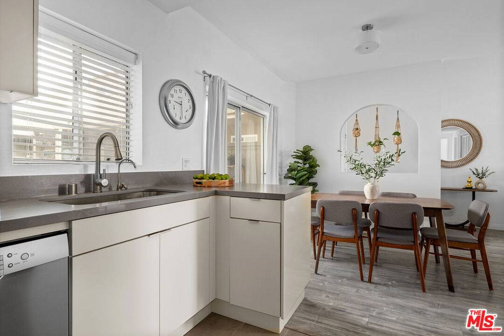 Sherman Oaks, CA 91423,4301 Fulton AVE #305