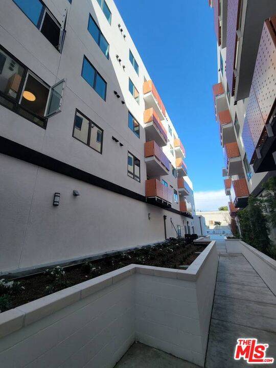 Los Angeles, CA 90043,5300 Crenshaw BLVD #105