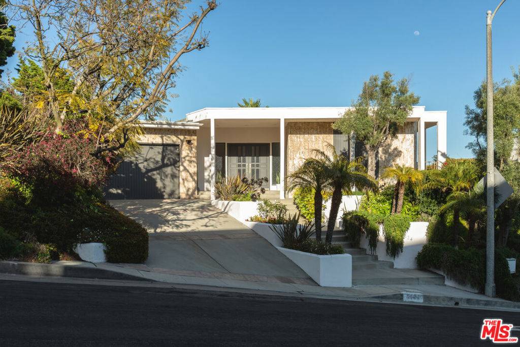 Los Angeles, CA 90046,2224 Hercules DR