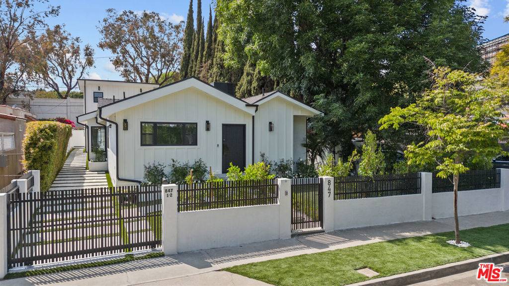 West Hollywood, CA 90069,847 Huntley DR