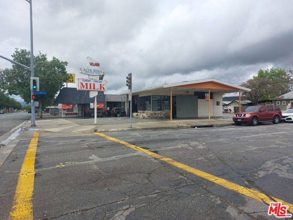 Pomona, CA 91768,1207 W Holt AVE