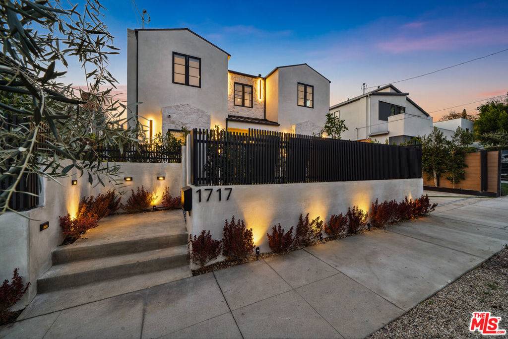 Los Angeles, CA 90046,1717 Courtney AVE