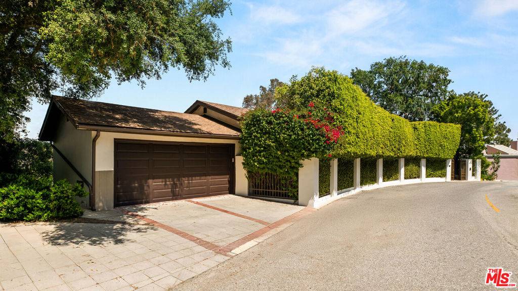 Los Angeles, CA 90049,1018 N Tigertail RD