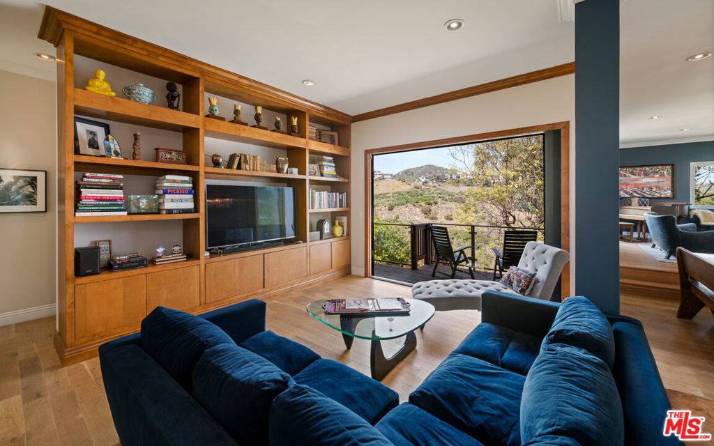 Los Angeles, CA 90049,1018 N Tigertail RD