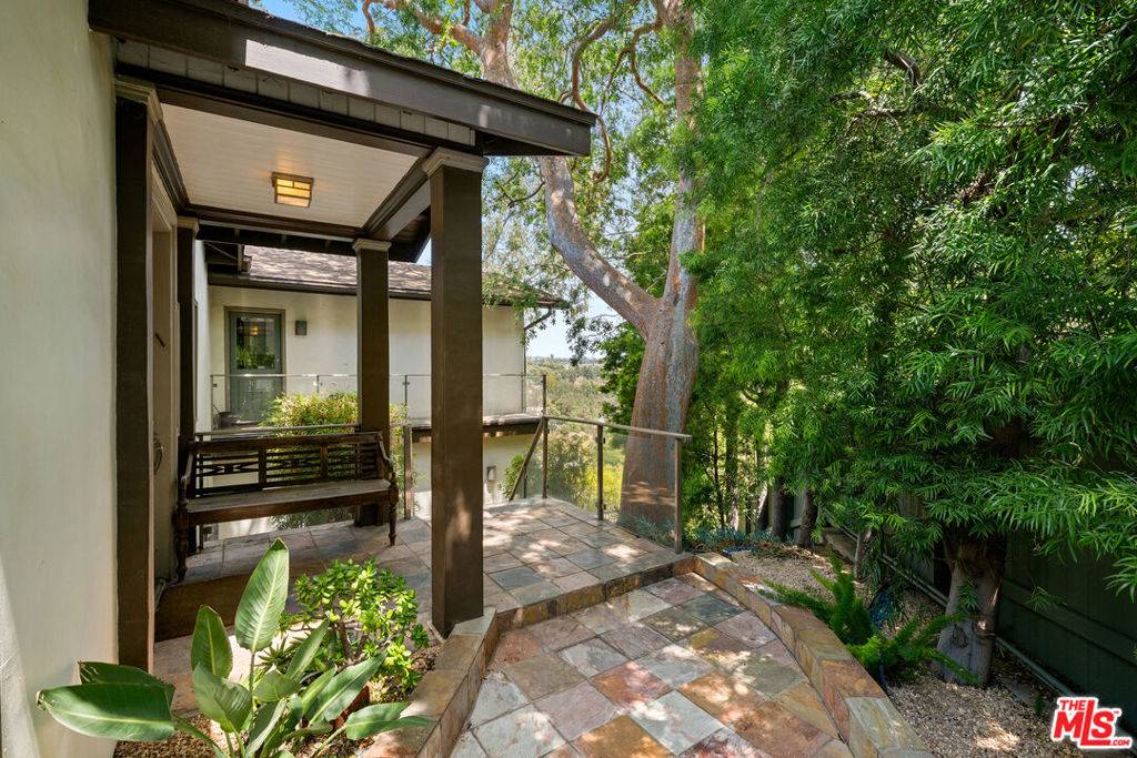 Los Angeles, CA 90049,1018 N Tigertail RD
