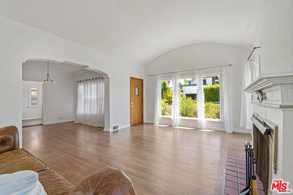 Los Angeles, CA 90048,337 N La Jolla AVE