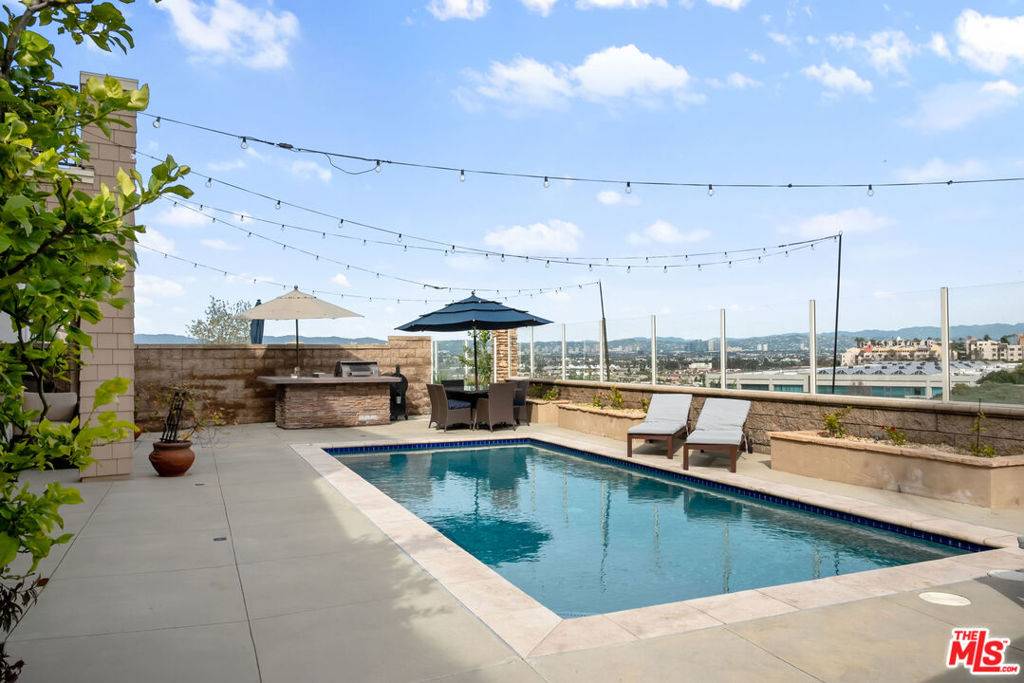Los Angeles, CA 90045,7349 Coastal View Dr
