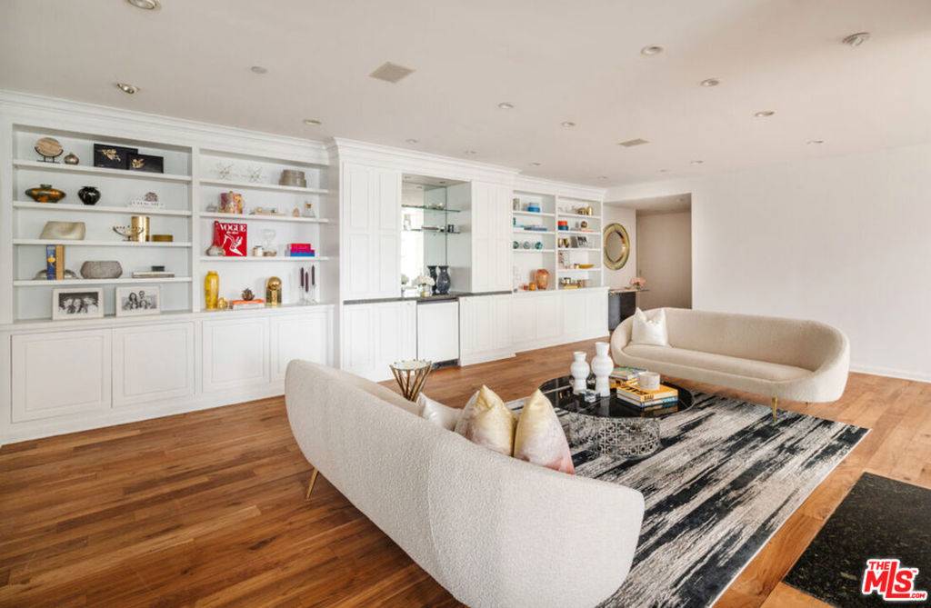 Los Angeles, CA 90024,10375 Wilshire BLVD #11H
