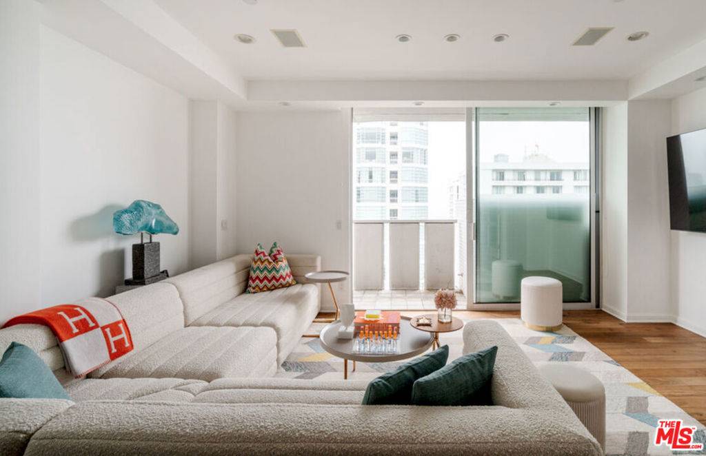 Los Angeles, CA 90024,10375 Wilshire BLVD #11H